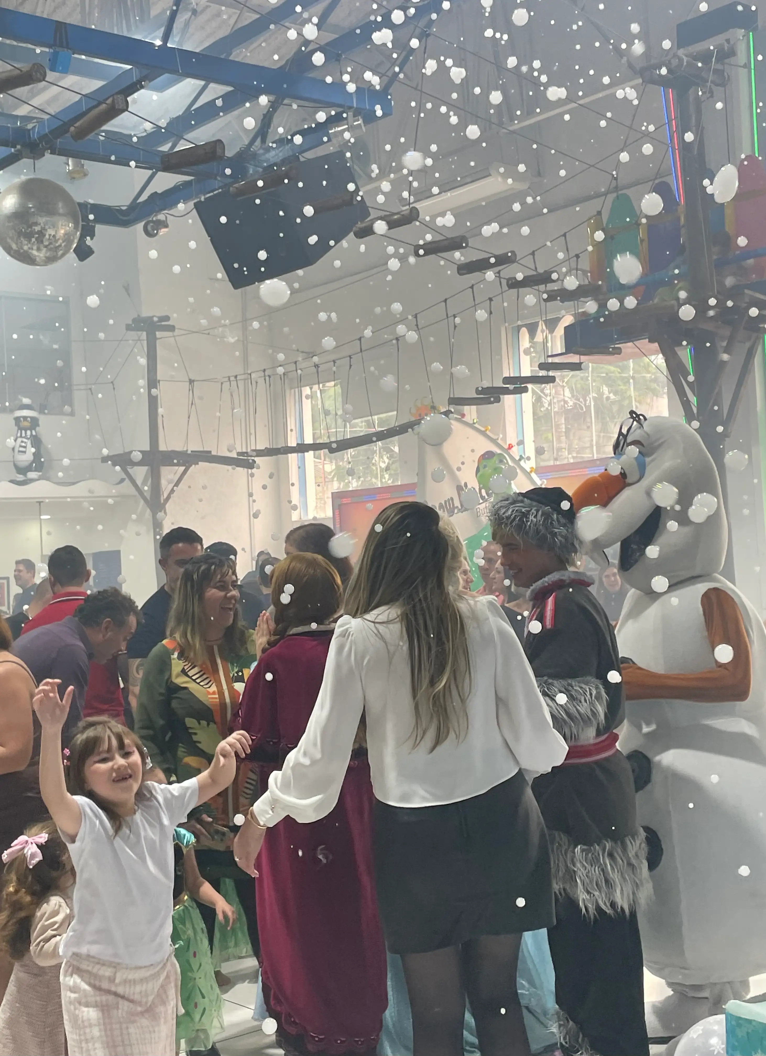Máquina de Bolhas com fumaça em festa tema frozen