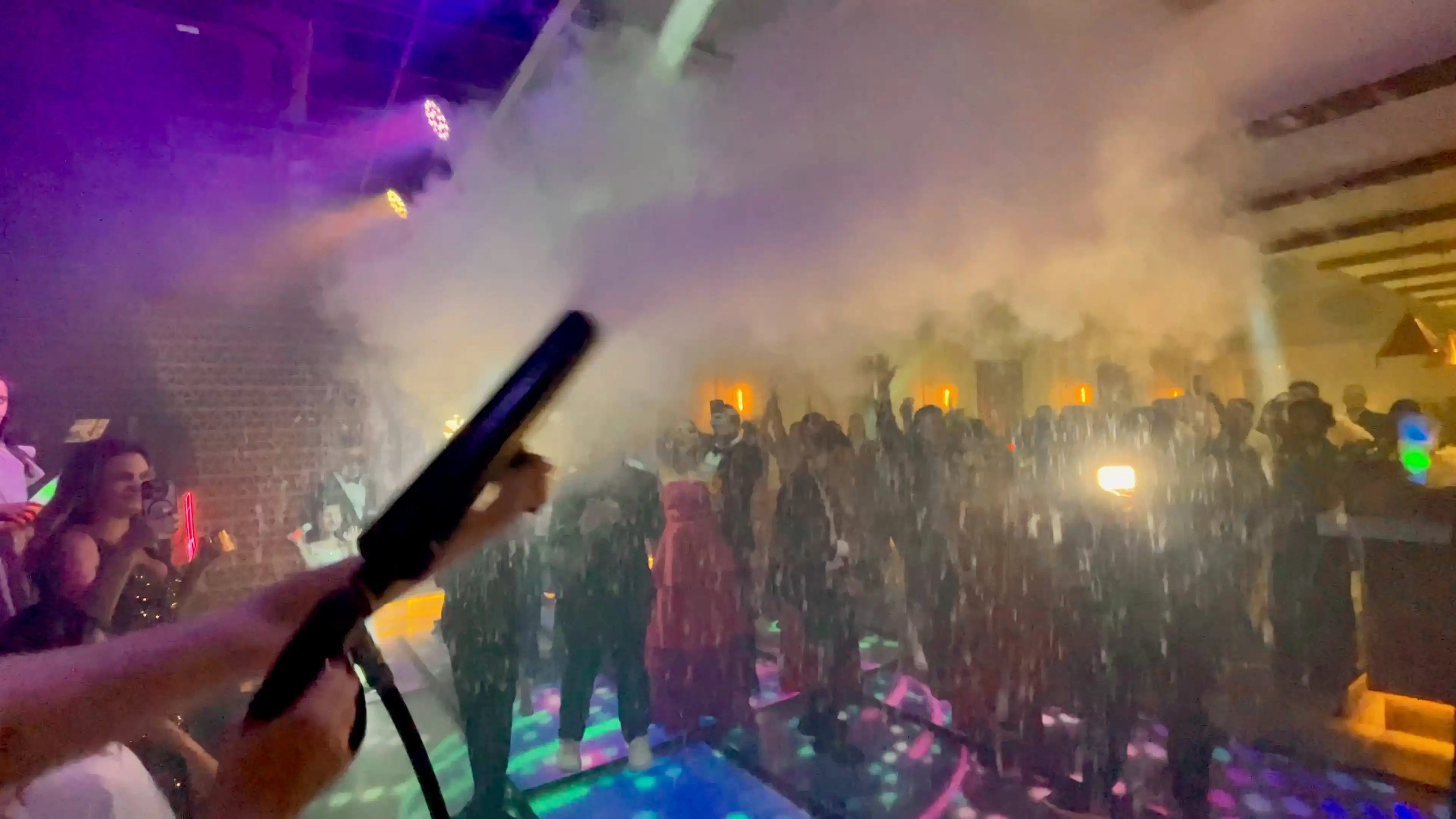 Bazuca de CO2 sendo acionada por noivos em festa de casamento em São Paulo
