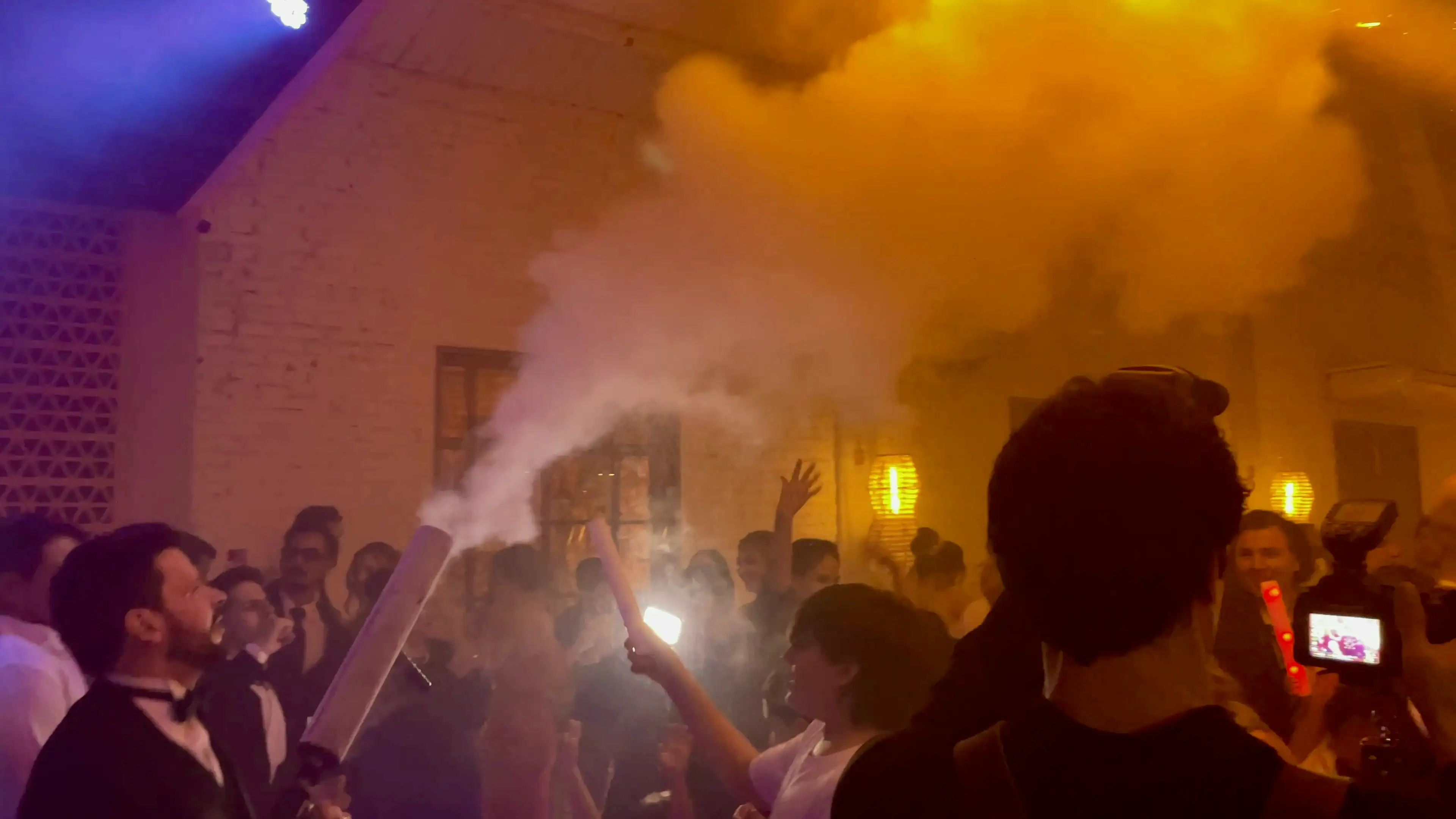 Bazuca de CO2 lançando jato de fumaça gelada em pista de dança de casamento