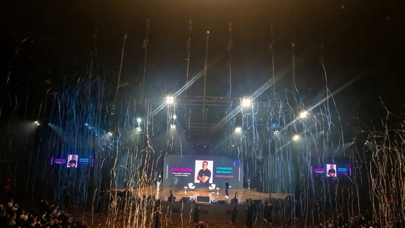 Canhão e Chuva de Serpentinas coloridas em Evento Corporativo da Cury Construtora