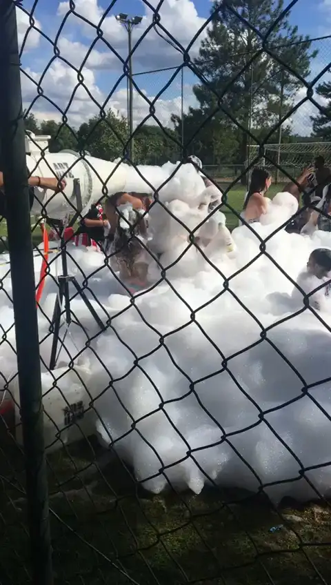 Canhão de espuma em festa de carnaval SP