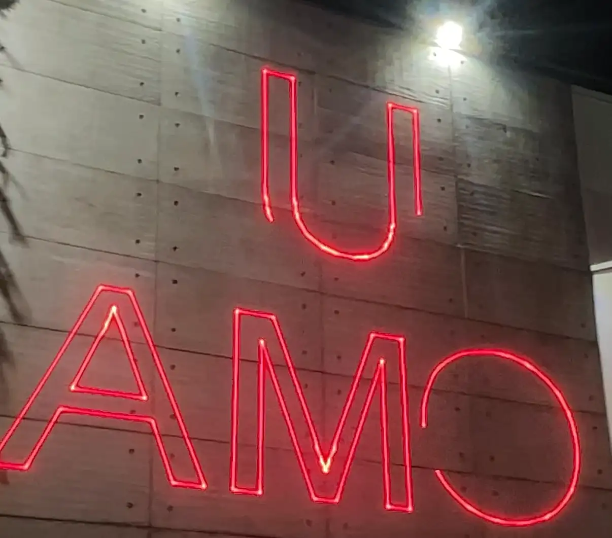 Projeção de laser vermelho escrevendo AMO em comemoração de dias dos namorados