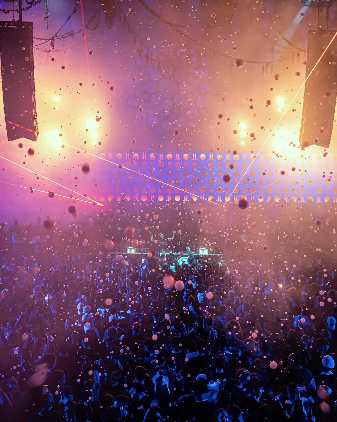 Chuva de bolhas em rave no Laroc Club SP