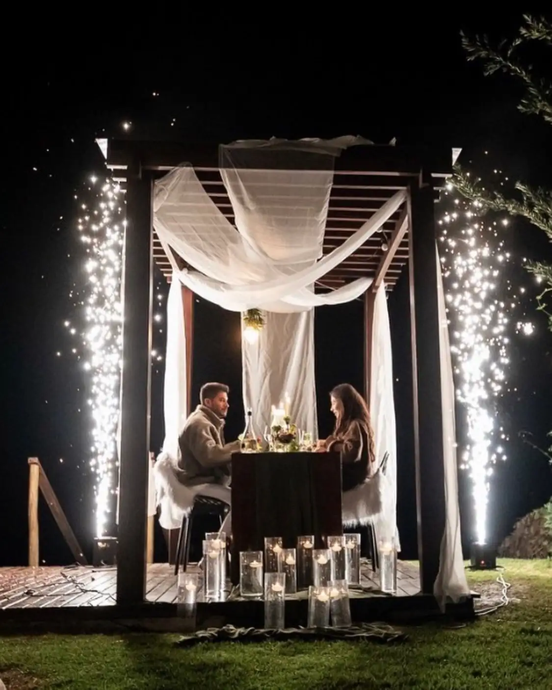 Máquina de Faísca Fria em Jantar Casal pós pedido de casamento