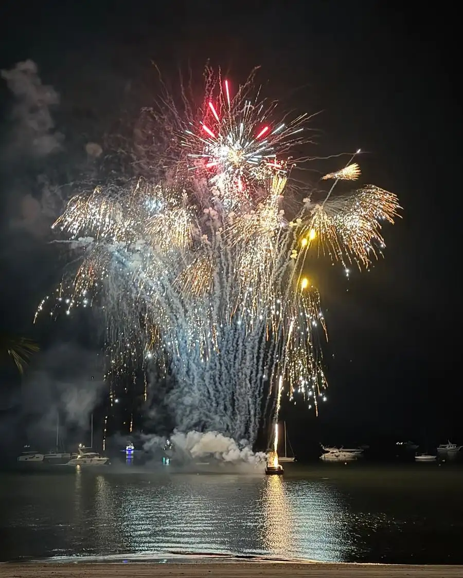 Queima de Fogos na Balsa em ano novo em Angra dos Reis