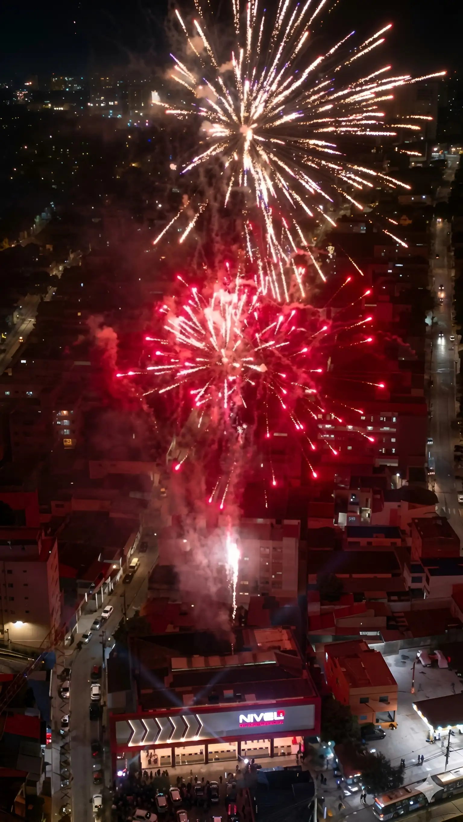 Queima de fogos de artifício com estrelas coloridas no céu noturno em São Paulo